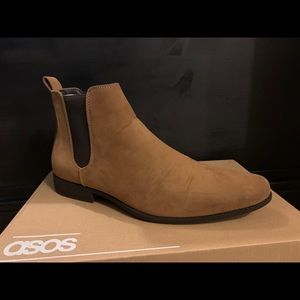 Chelsea boots in tan faux suede